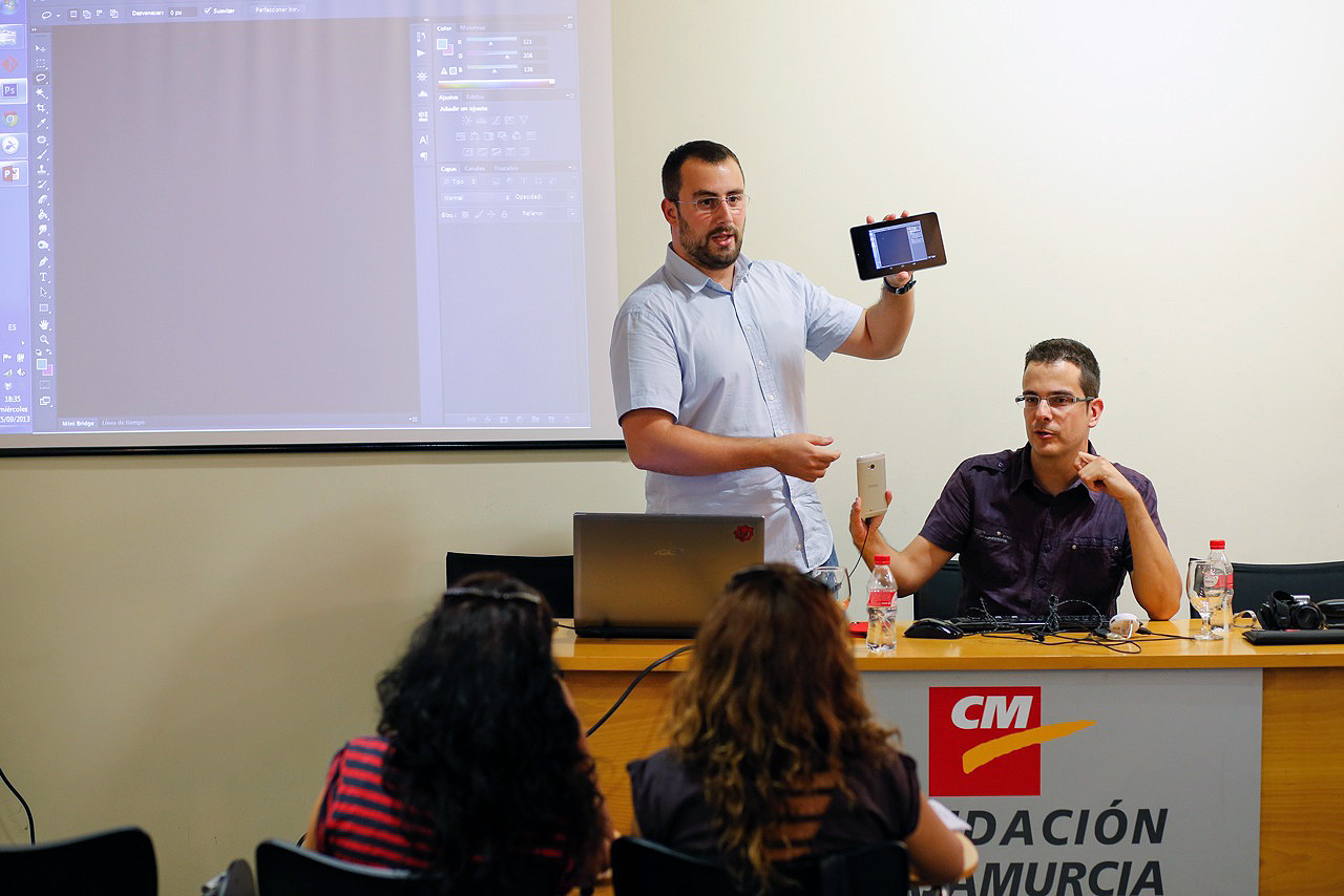 Murcia, 25.09.2013.- Los desarrolladores Web y diseñadores gráficos, José Moreno (i), y Eduardo Rey (d), durante el taller que impartieron en las Jornadas de Fotoperiodismo de la AIG, celebradas en el Centro Cultural Las Claras.