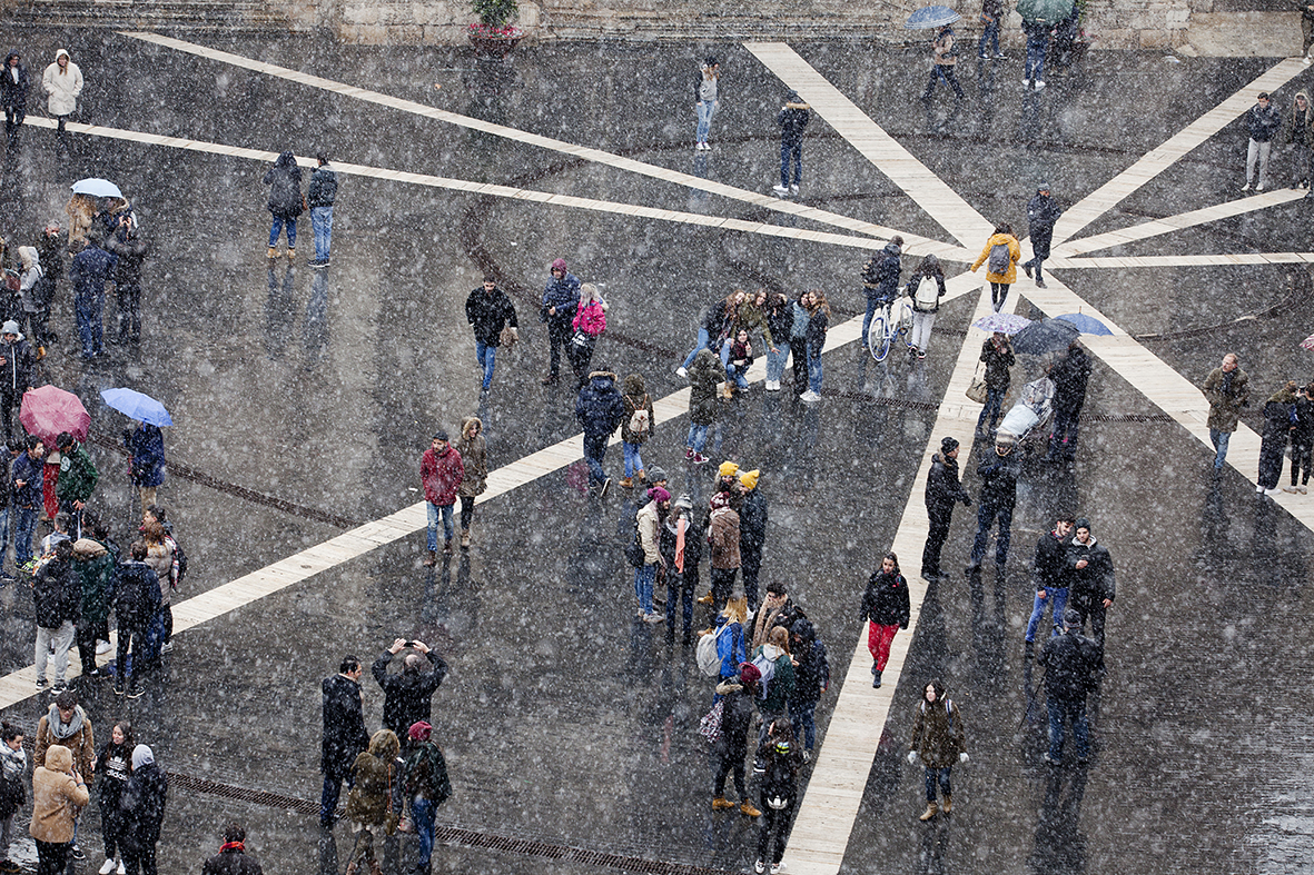 Murcia, 18.01.2017.- Un gran número de personas observan en la plaza Cardenal Belluga como nieva sobre la ciudad de Murcia, donde no nevaba desde hacía 34 años. Pilar Morales.