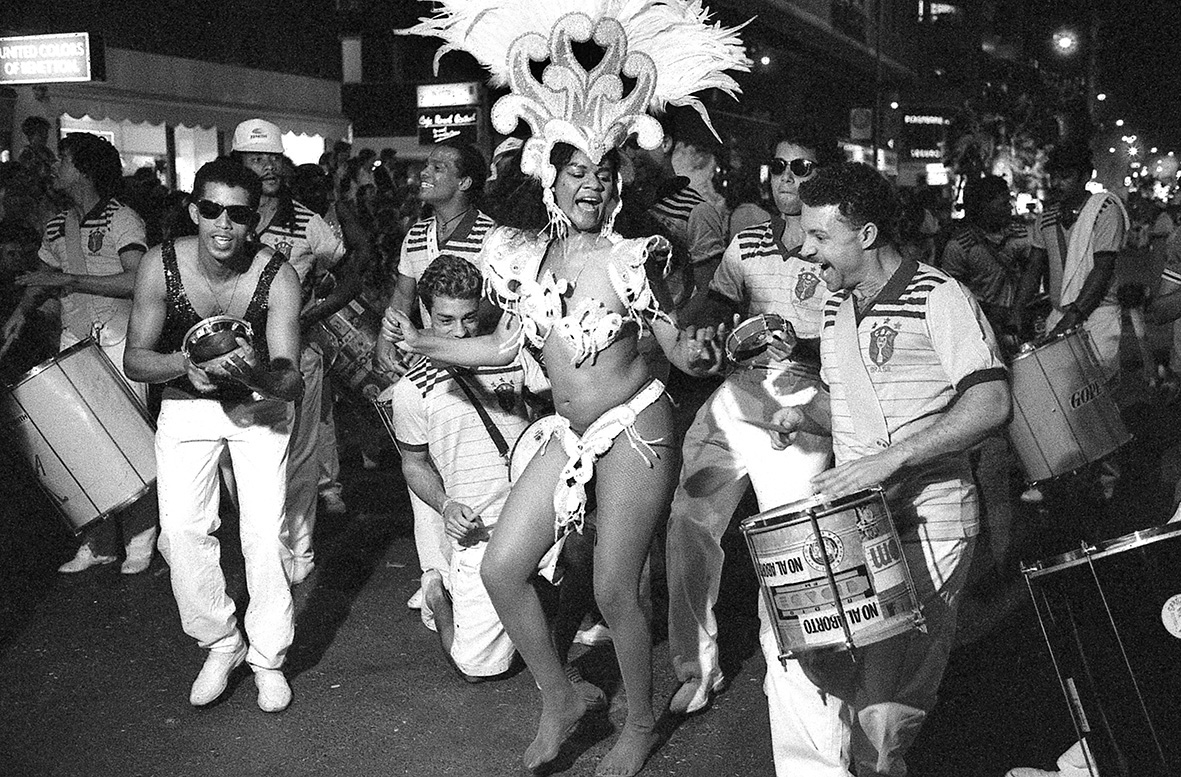Murcia, 25.04.1992.- Un grupo de  bailarinas procedentes de los carnavales brasileños participa en el desfile del Entierro de la Sardina. J.F.Moreno.