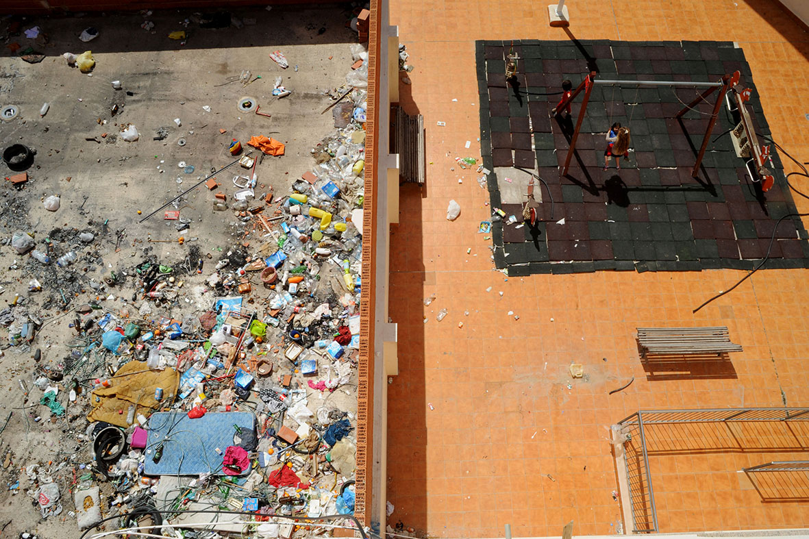 Fortuna (Murcia), 08.04.2015.-  Dos niñas juegan en un columpio junto a una casa ocupada. Alfonso Durán.