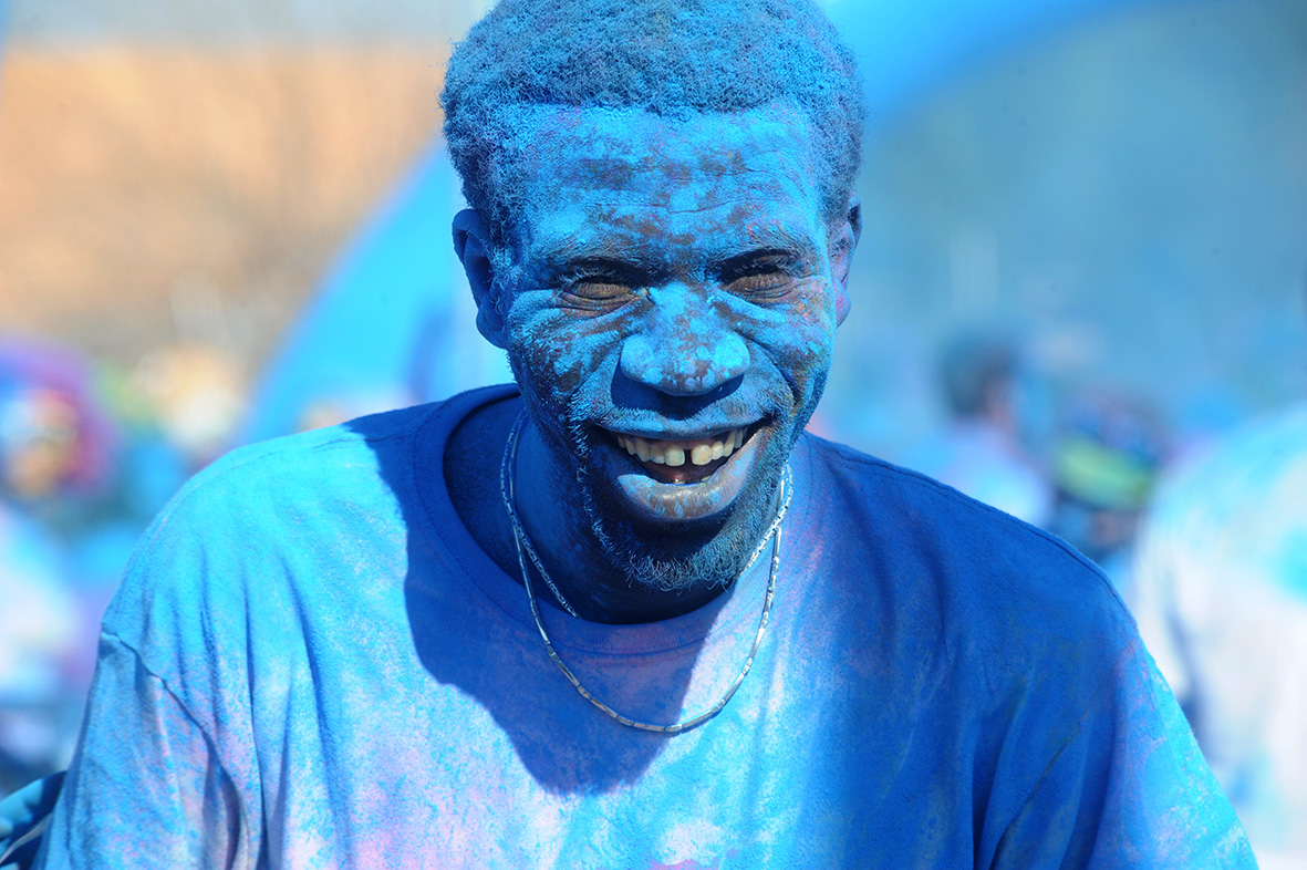 Cabezo de Torres (Murcia), 08.02.2015.- Un hombre cubierto de polvo azul sonríe durante la celebración del Holi Run. Alfonso Durán.