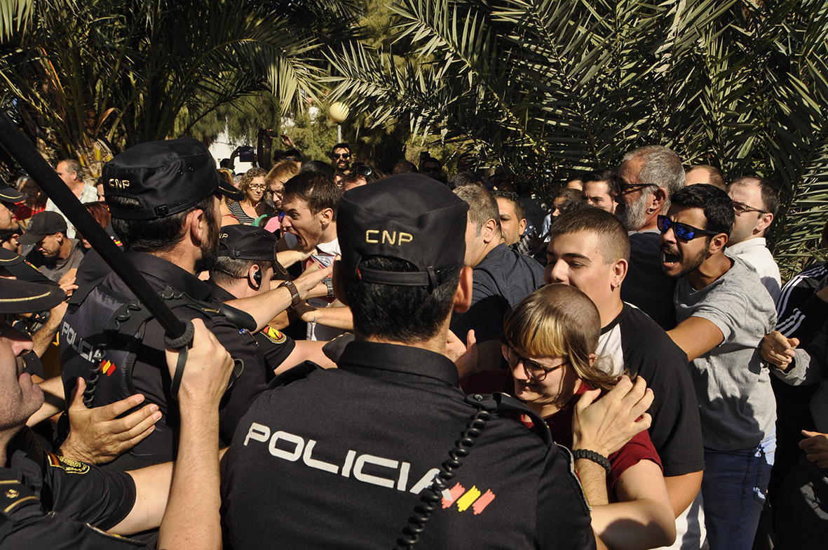 Murcia, 03.10.2017.- Agentes de la policiía nacional se enfrentan a los manifestantes pro soterramiento, en la zona de las vías de ferrocarril. Carlos Trenor.
