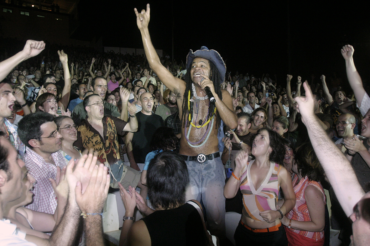 Cartagena (Murcia), 24.07.2004.- El cantante brasileño Carlinhos Brown durante su actuación en la clausura del Festival Internacional La Mar de Músicas, celebrada en el auditorio Parque Torres. Pablo Sánchez del Valle.